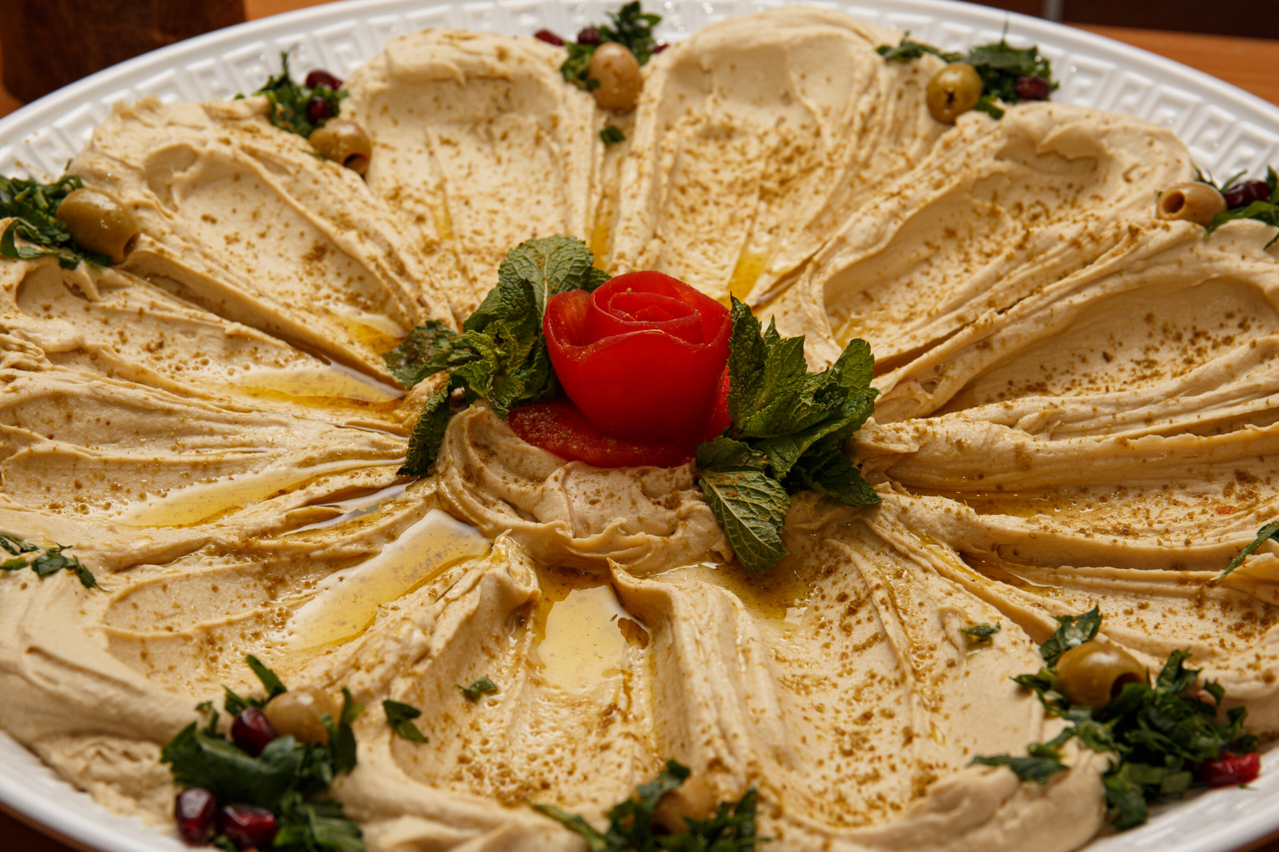 20250823_unbenannte Fotosession039Shoulder Humus dekotiert mit Olivenöl und Tomate