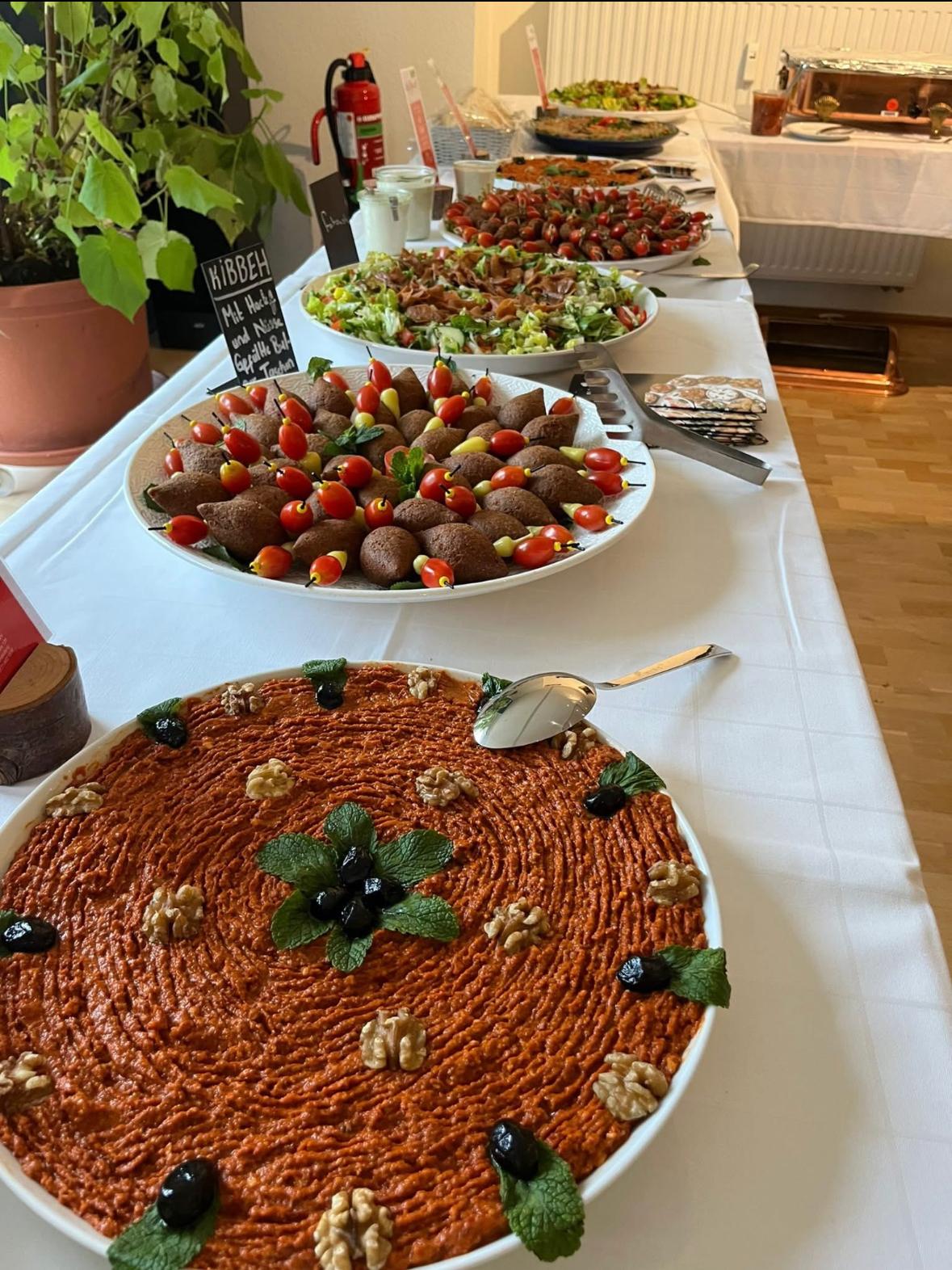 Auftrag9 Syrisches Catering-Buffet mit frischer Muhammara, Kibbeh und Salaten für Firmenevents in NRW